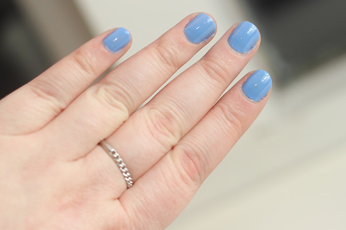 blauwe nagellak essie lapiz of luxury