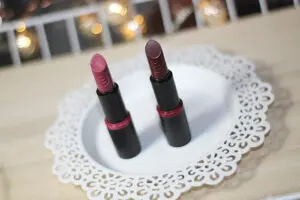 essence fancy blush & burgundy spirit lipstick