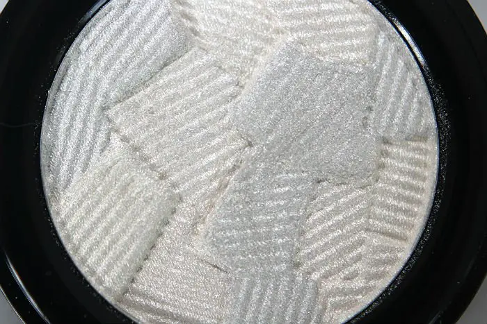 catrice 3d glow highlighter icy glaze 