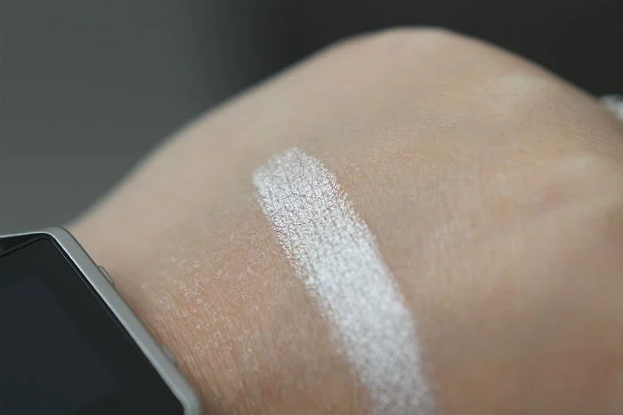 catrice 3d glow highlighter icy glaze swatch